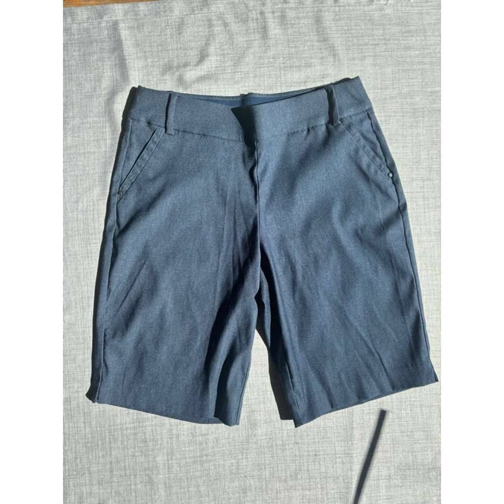 Attyre woman’s golf shorts size 10 EUC